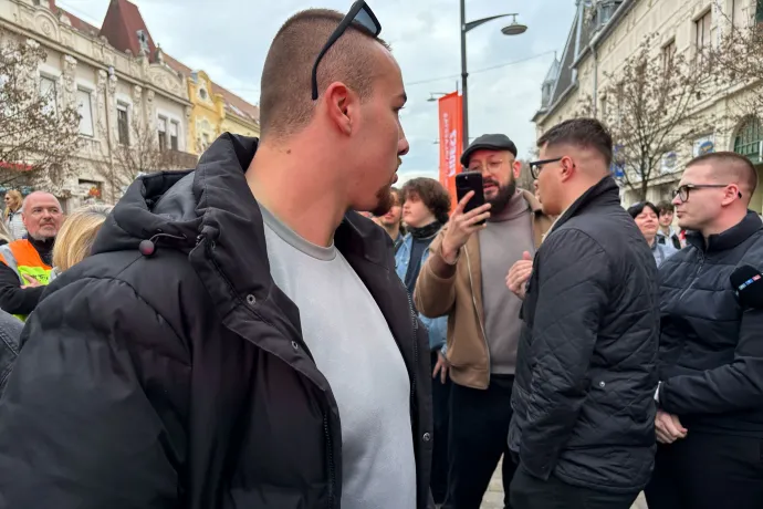 A felső képen Bazsó Adolf (bal oldalon, napszemüveggel a fején) a hódmezővásárhelyi kampányesemény közben 2026. március 22-én (jobbról a második, szemüveges férfi Gremsberger Bertalan). A második kép az esztergomi helyszínen készült a rendezvény előtt 2026. március 25-én, bal oldalon napszemüvegben Bazsó – Fotó: Vorák Anita; Hevesi-Szabó Lujza / Telex