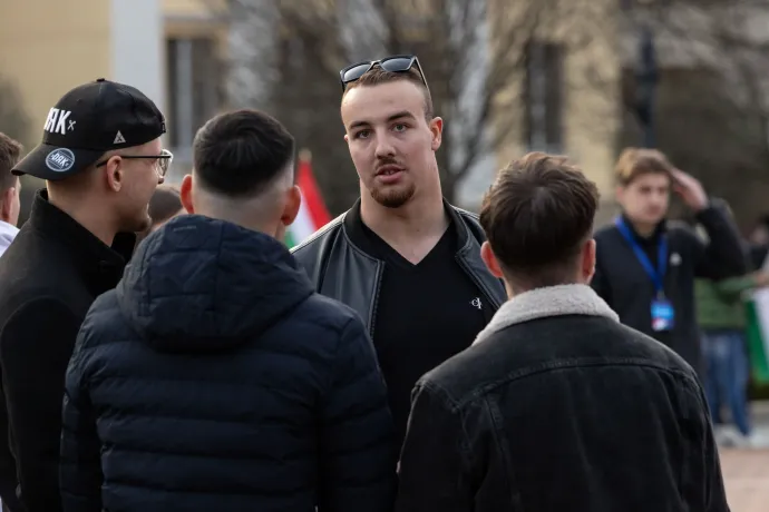 Az első képen Bazsó a miniszterelnök országjárásának nagykanizsai állomásán, 2026. március 24-én, a második kép 2026. március 26-án, a törökszentmiklósi rendezvényen készült – Fotó: Bődey János / Telex