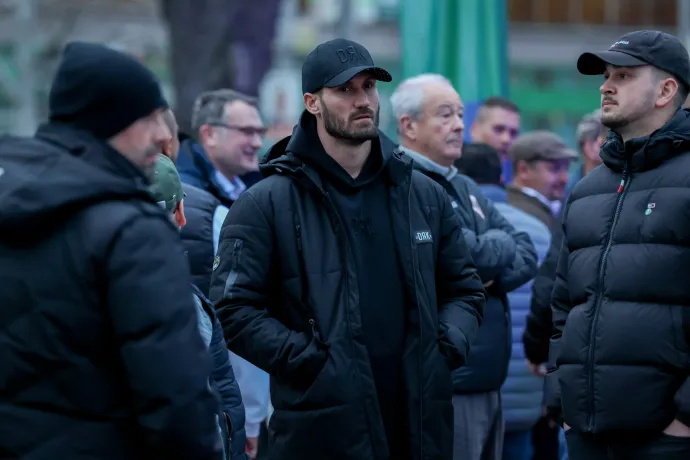 A törökszentmiklósi kampányhelyszín 2026. március 26-án. A második képen Havasi Gergő – Fotó: Bődey János / Telex