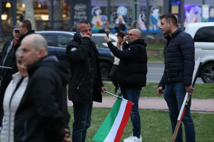 A törökszentmiklósi kampányhelyszín 2026. március 26-án. A második képen Havasi Gergő – Fotó: Bődey János / Telex