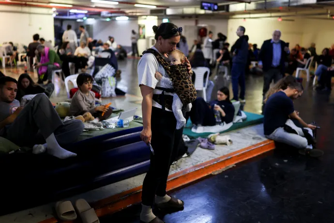 Izraeliek fedezékben egy tel-avivi épület mélygarázsában 2026. március 1-én egy iráni légitámadás során – Fotó: Ronen Zvulun / Reuters