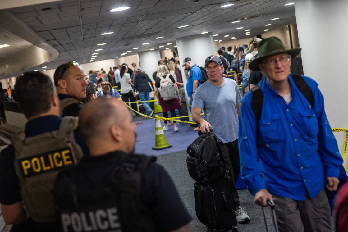 A hatalmas sorok miatt a repterekre küldték az ICE ügynökeit, több demokrata ebben baljós jelet lát a félidős választás előtt