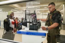 A hatalmas sorok miatt a repterekre küldték az ICE ügynökeit, több demokrata ebben baljós jelet lát a félidős választás előtt