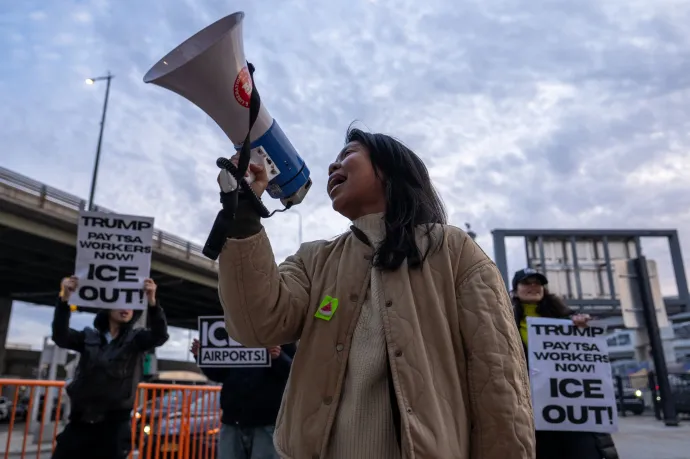 Tüntetők követelik az ICE kivonását és a TSA-alkalmazottak fizetésének rendezését 2026. március 25-én New Yorkban a JFK repülőtéren – Fotó: David Dee Delgado / Getty Images