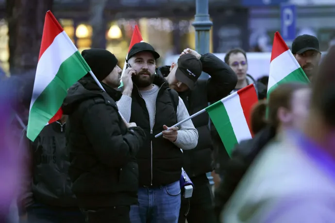 Beregszászi Zsolt 2026. március 24-én Esztergomban, a második kép a törökszentmiklósi kampányeseményen készült róla 2026. március 26-án – Fotó: Hevesi-Szabó Lujza; Bődey János / Telex