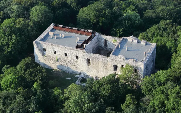 Szarvas-kúti bivakkunyhó, Várgesztes, Gesztesi vár – Fotó: Sztraka Ferenc, Tenczer Gábor / Telex