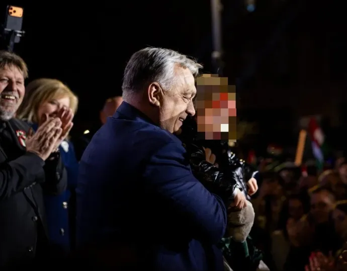 Orbán Viktor kampányol (a gyerek arcát mi pixeleztük ki) – Forrás: Facebook