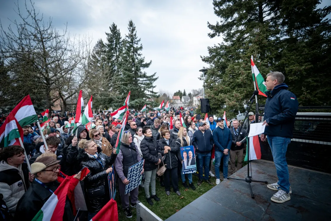 Magyar Péter: Azt a pénzt, amit 30 milliárdos jachtra költenek, a tiszadobi gyerek uzsonnájából veszik el