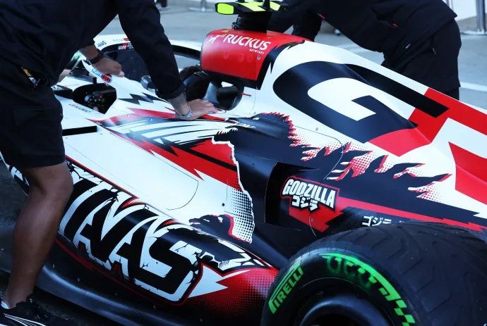Oliver Bearman Godzilla-festéses versenyautója – Fotó: Issei Kato / Reuters