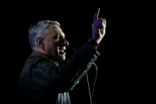 1374 ingatlan került Lázár János alapítványához