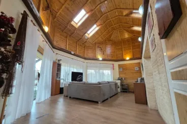 Más szemében a szálkát, ebben a monumentális nappaliban a gerendát nézzük