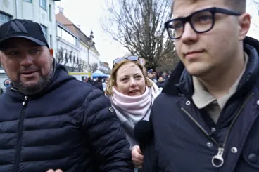 Adolfék ráküldik az Orbán ellen tüntetőkre a fideszes B-közepet, a kameránk elől viszont menekülnek