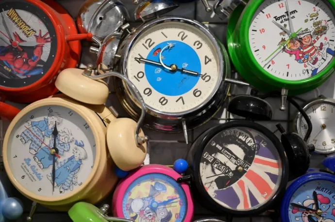 Kezdődik a nyári időszámítás, már majdnem tíz éve annak, hogy el akarják törölni az óraátállítást