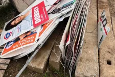 Elegük lett a csömörieknek a megrongált választási plakátokból, mindegyiket leszedték, de a fideszes plakátok gyorsan visszakerültek