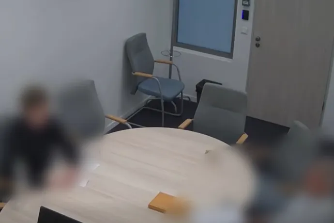 Más országok érdeke is lehet, hogy a Tisza Párt ne nyerje meg a választásokat, hangzik el a tiszás informatikus nemzetbiztonsági kihallgatásáról készült videón