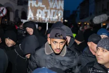 Győr polgármestere Pintér Sándornak: Miért nem lépett a rendőrség a fekete pufajkásokkal szemben?