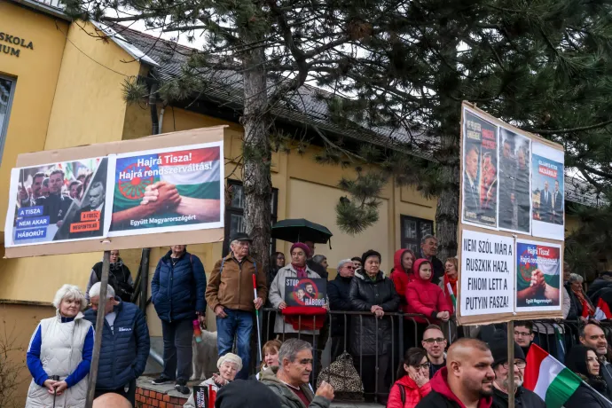 Az ellentüntetőket egy csoport egy nagy narancssárga, "A biztos választás" feliratú molinóval próbálta kitakarni, de néhány ellentüntető azonnal eléjük állt – Fotó: Melegh Noémi Napsugár / Telex