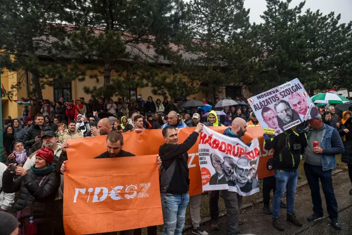 Az ellentüntetőket egy csoport egy nagy narancssárga, "A biztos választás" feliratú molinóval próbálta kitakarni, de néhány ellentüntető azonnal eléjük állt – Fotó: Melegh Noémi Napsugár / Telex