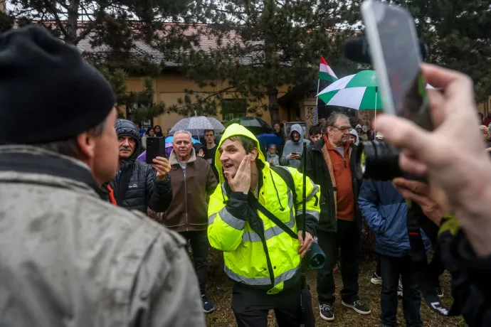 A péceli fórumon összeszólalkoztak a Fidesz-szimpatizánsok és az ellentüntetők, ami dulakodásba is átcsapott. A tömeg többször is akadályozta az autós forgalmat a Maglódi úton, egy ideig a busz sem tudott tovább haladni – Fotó: Melegh Noémi Napsugár / Telex