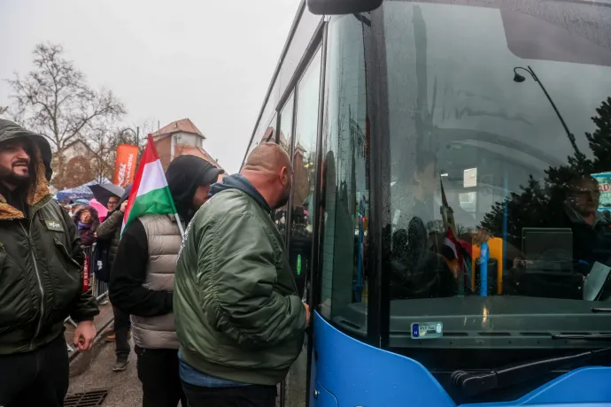 A péceli fórumon összeszólalkoztak a Fidesz-szimpatizánsok és az ellentüntetők, ami dulakodásba is átcsapott. A tömeg többször is akadályozta az autós forgalmat a Maglódi úton, egy ideig a busz sem tudott tovább haladni – Fotó: Melegh Noémi Napsugár / Telex