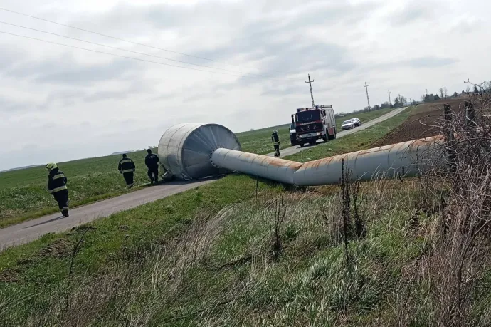 Hatalmas víztornyot döntött az útra Lengyeltótiban az erős szél