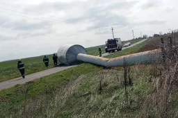 Hatalmas víztornyot döntött az útra Lengyeltótiban az erős szél