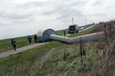 Hatalmas víztornyot döntött az útra Lengyeltótiban az erős szél