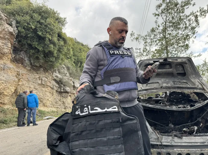 Újságíró a légicsapás helyszínén – Fotó: Ahmed Kaddoura / 2026 Anadolu / AFP