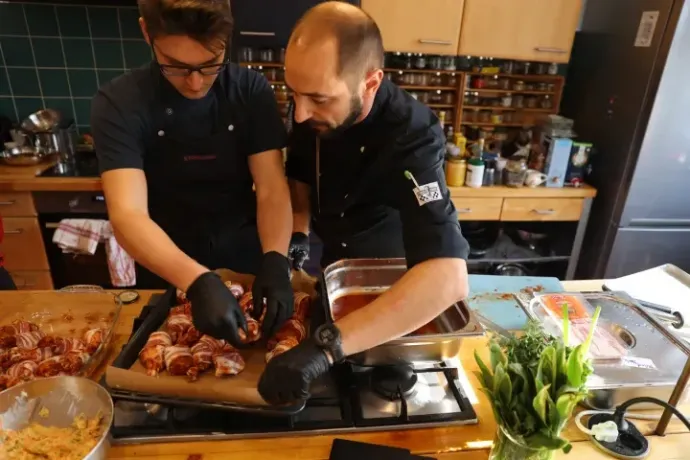 A lelkészből lett séf és csapata nemcsak ételt akar szállítani, hanem élményt is