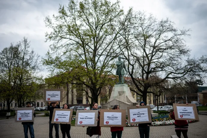 A Hang aktivistái transzparensekkel sorakoztak fel a rendezvény közelében – Fotó: Ránki Dániel / Telex