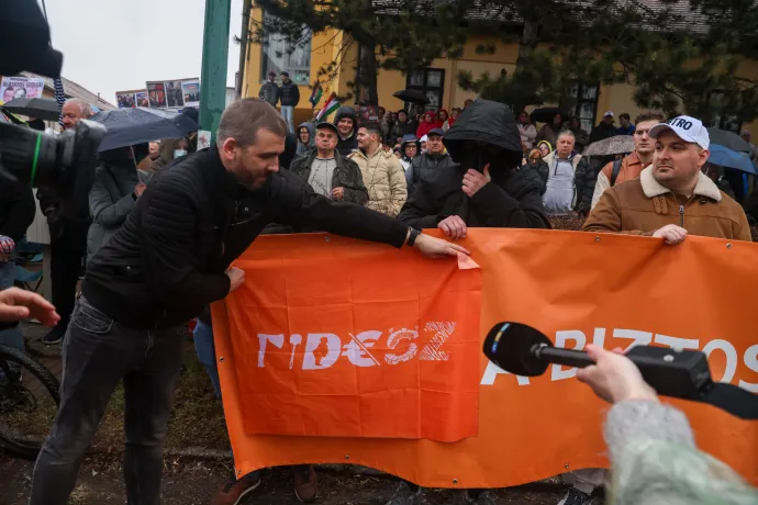 Ellentüntetők és Fidesz-szimpatizánsok próbálják egymás molinóit kitakarni a Péceli rendezvényen 2026. március 28-án – Fotó: Melegh Noémi Napsugár / Telex