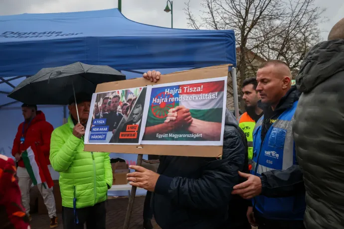 Garázdaság miatt feljelentést tettek a tüntetők, akiket a péceli Orbán-beszéd alatt megrángattak fekete ruhás férfiak