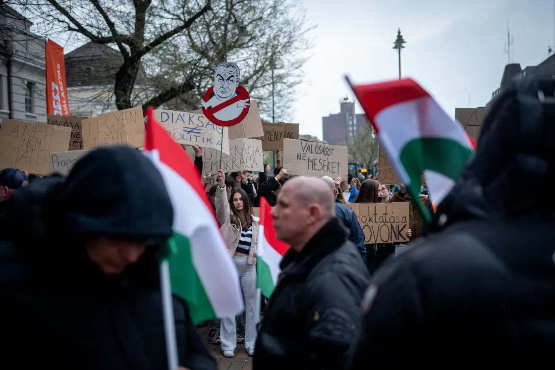Adolfék fekete ruhás csapata helyett most valtonosok állták útját a tüntetőknek Orbán békéscsabai gyűlésén