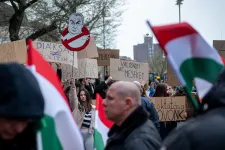 Adolfék fekete ruhás csapata helyett most valtonosok állták útját a tüntetőknek Orbán békéscsabai gyűlésén