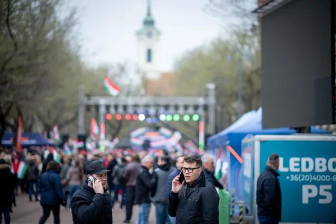 A szokásos mini-békemenet, a telefonáló Gramsberger szemüvegben és a most kevésbé látványosan jelen lévő csoport – Fotó: Ránki Dániel / Telex