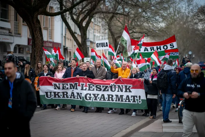 A szokásos mini-békemenet, a telefonáló Gramsberger szemüvegben és a most kevésbé látványosan jelen lévő csoport – Fotó: Ránki Dániel / Telex