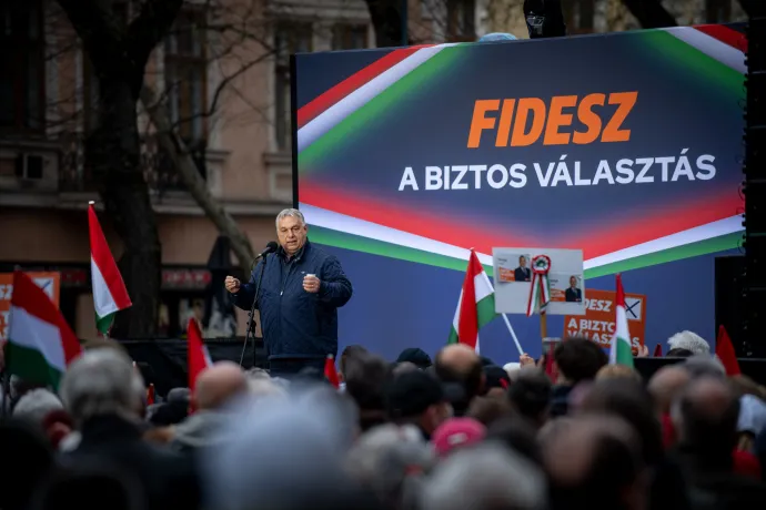 Orbán Viktor, hallgatósága és az ellentüntetők – Fotó: Ránki Dániel / Telex