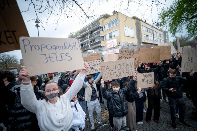 Orbán Viktor, hallgatósága és az ellentüntetők – Fotó: Ránki Dániel / Telex