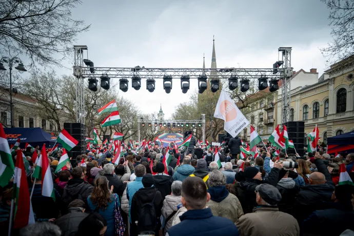 Orbán Viktor, hallgatósága és az ellentüntetők – Fotó: Ránki Dániel / Telex