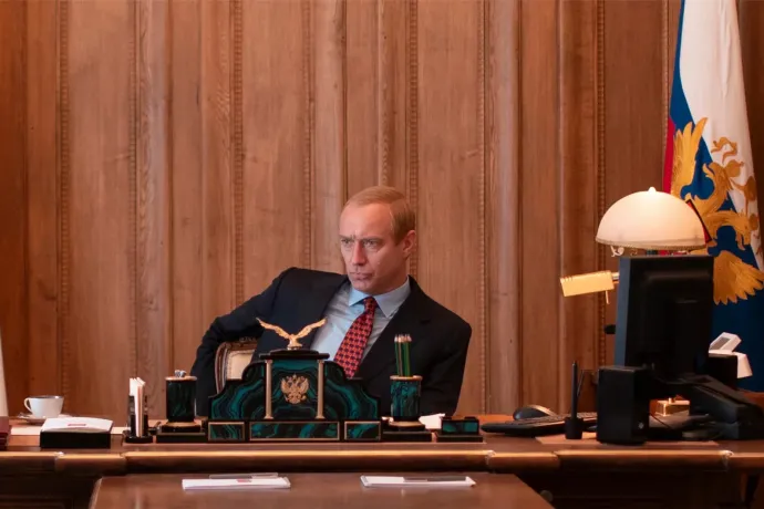 Jude Law egydimenziós Putyinja a legkisebb baj a Kreml kavarógépéről szóló filmmel