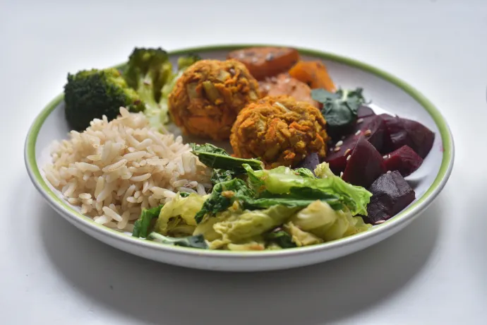 Kevés hús, sok zöldség – Fotó: Ács Bori / Telex