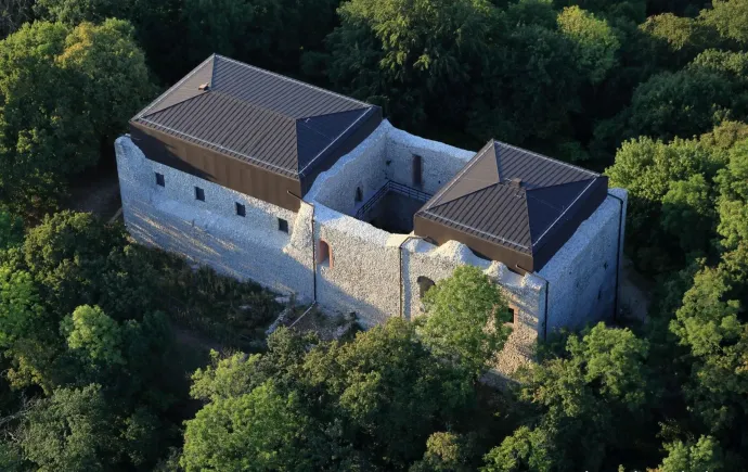 Szarvas-kúti bivakkunyhó, Várgesztes, Gesztesi vár – Fotó: Sztraka Ferenc, Tenczer Gábor / Telex