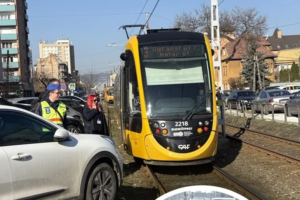 Villamospályára belógó autó miatt egy órára leállt a tömegközlekedés a Nagy Lajos király útján