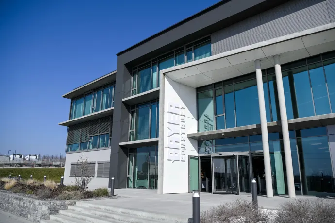 Mi fizetjük a negyedét azoknak a céges beruházásoknak, amiket Szijjártó idén eddig bejelentett