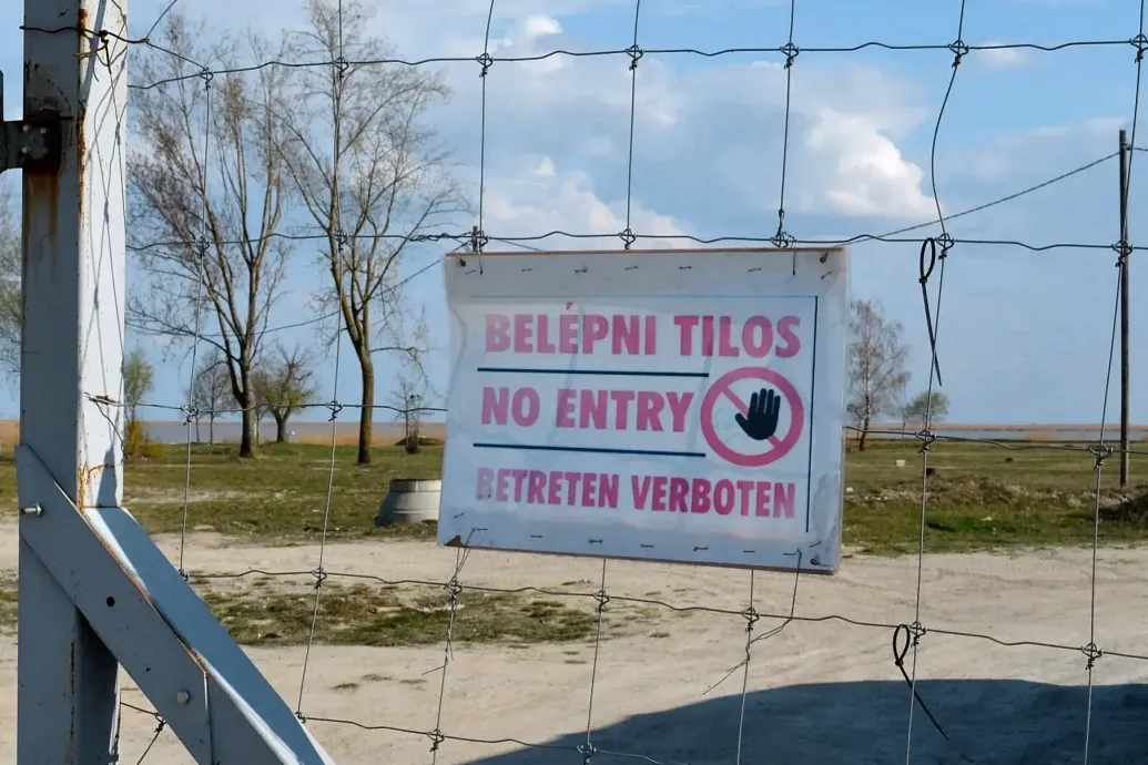 Elindultak a munkagépek, mondta a Fertő tavi miniszteri biztos, de nyolc év után sem lesz strand a tónál