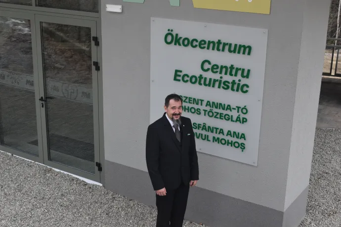 Dósa Elek Levente az ökocentrum előtt, illetve a látogatóközpont Csomád-hegységet bemutató makettje – Fotók: Tőkés Hunor / Transtelex és Tánczos Barna Facebook-oldala