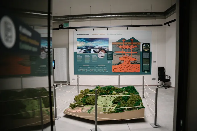 Dósa Elek Levente az ökocentrum előtt, illetve a látogatóközpont Csomád-hegységet bemutató makettje – Fotók: Tőkés Hunor / Transtelex és Tánczos Barna Facebook-oldala