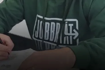 A vajdasági Magyar Nemzeti Tanács elnökének levélszavazásos videóján látszik, ahogy behúzza az ikszet a Fideszre