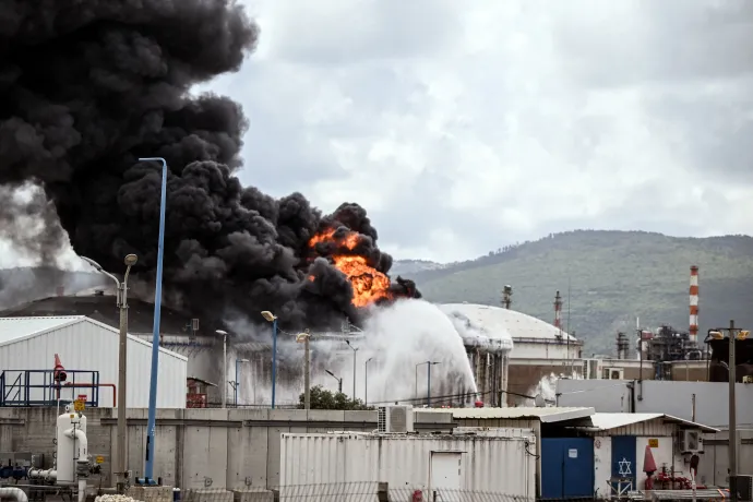 Tűzoltók dolgoznak a haifai olajfinomító lángoló olajtározójánál 2026. március 30-án – Fotó: Rami Shlush / Reuters
