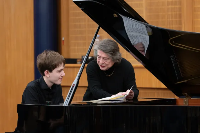 Több Mozart, kevesebb háború